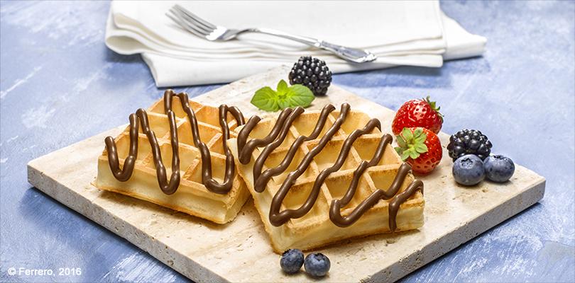 MINI WAFFLES COM NUTELLA<sup>®</sup> E FRUTA